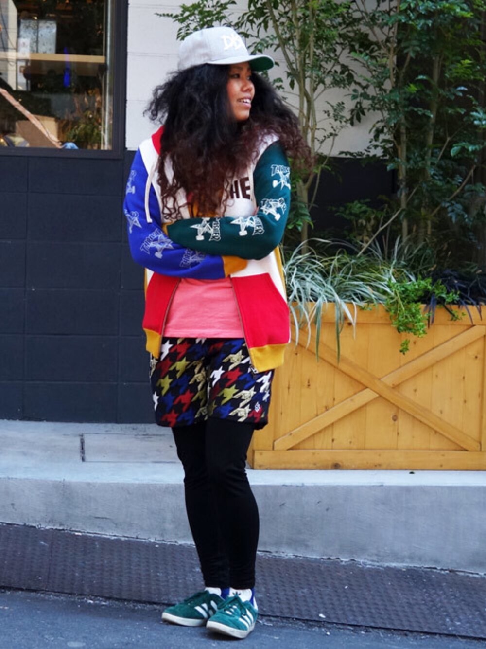 その他のパーカー、ピンク系のTシャツ/カットソー、ブラック系のその他パンツを着用したレディースの春コーディネートの1枚目の写真