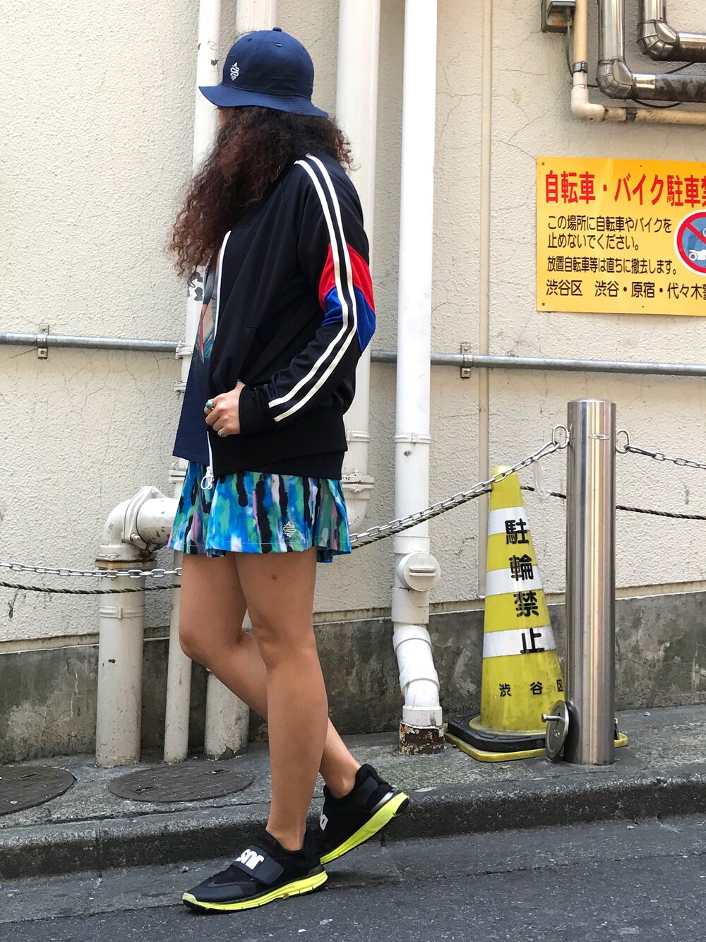 「fashion、休日スタイル、トラックジャケット、ジャージ、ALDIES、キュロット、ラクチンコーデ、ラフ」｜「ALDIESのAS Hat ベースボールハット（ハット、ブルー系）」を使った、モジャ子さん（レディース・165cm）の春コーディネートの1枚目の写真