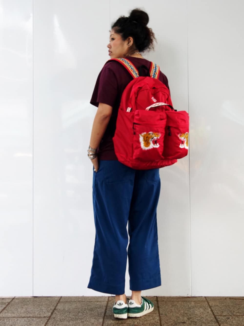 レッド系のバックパック/リュック、レッド系のTシャツ/カットソー、ブルー系のその他パンツを着用したレディースの夏コーディネートの1枚目の写真