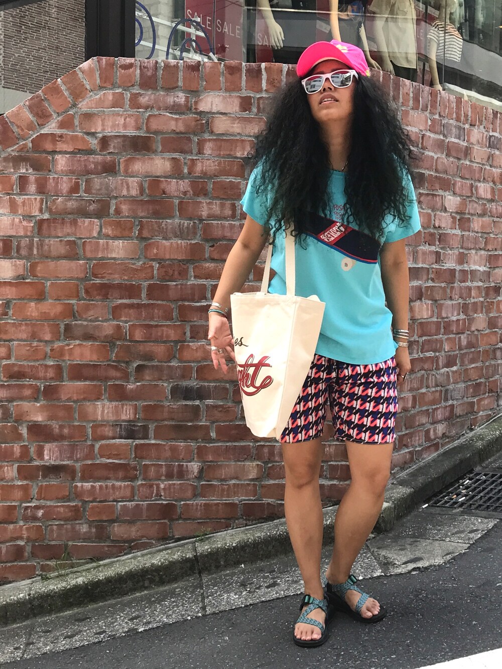 ブルー系のTシャツ/カットソー、ピンク系のその他パンツ、ホワイト系のトートバッグを着用したレディースの夏コーディネートの1枚目の写真