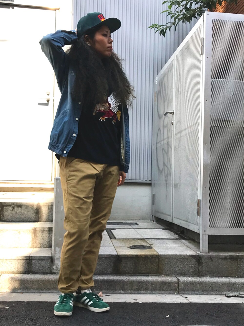 ブルー系のシャツ/ブラウス、ブラック系のTシャツ/カットソー、ベージュ系のその他パンツを着用したレディースの秋コーディネートの1枚目の写真