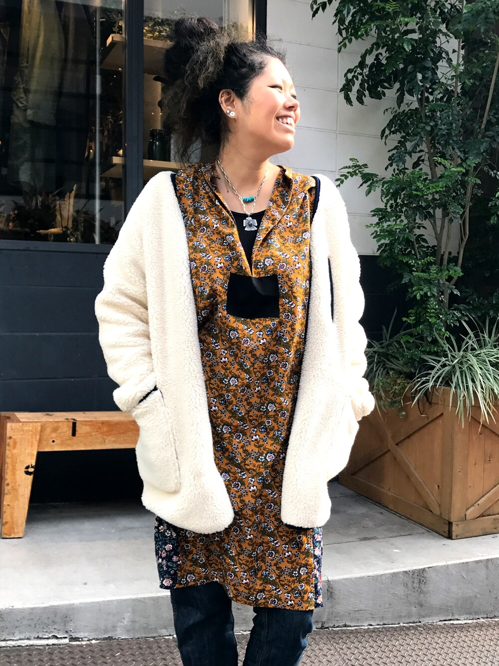 「ALDIES、カジュアルコーデ、大人カジュアル、休日スタイル、ootd、出勤コーデ、ビッグシルエット、デニム、ワンピース、もこもこ」｜「ALDIESのFeel Boa Coat（ブルゾン、ホワイト系）」を使った、モジャ子さん（レディース・165cm）の冬コーディネートの1枚目の写真