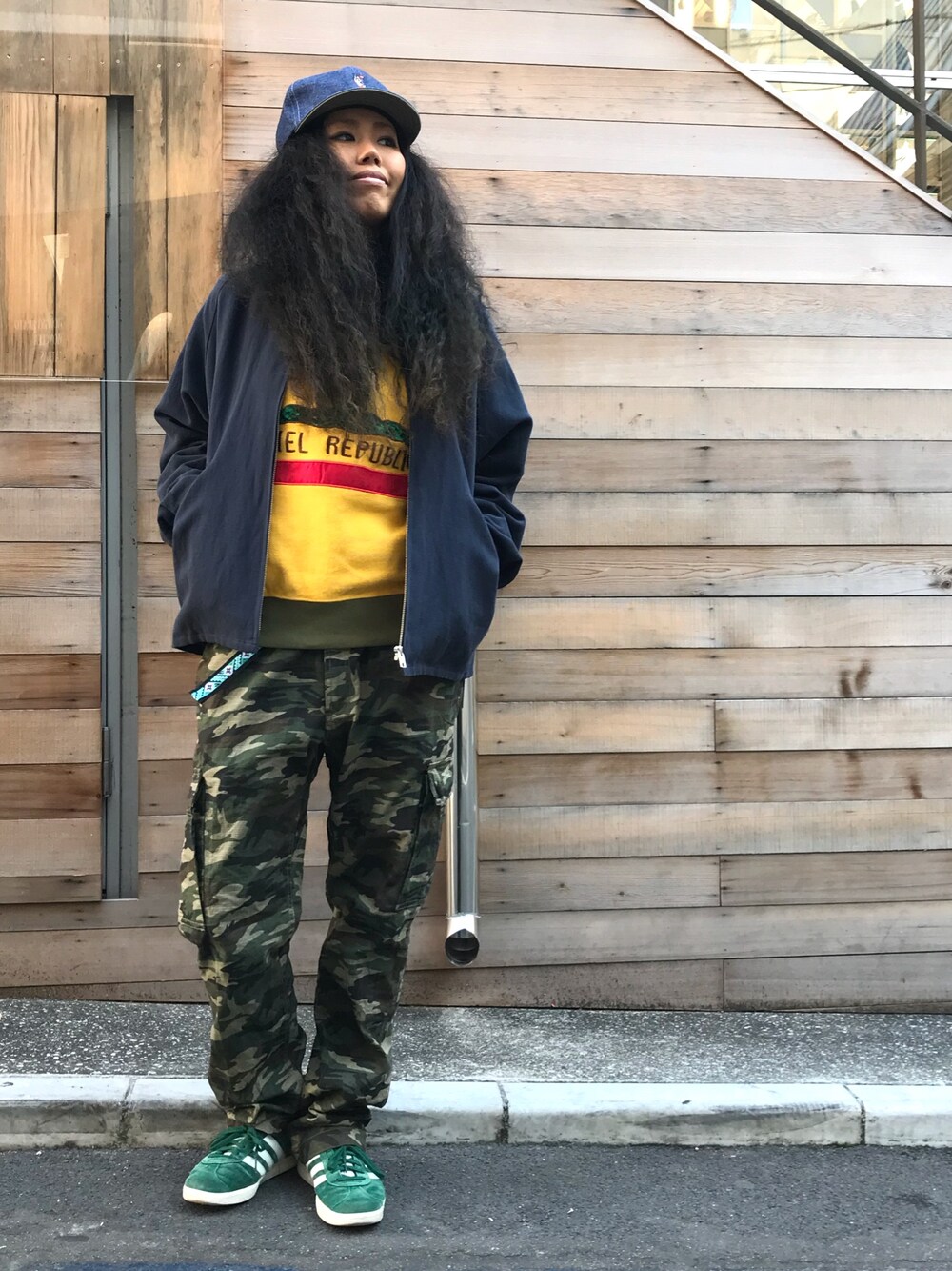 「ALDIES、アーミー、ラクチンコーデ、カジュアルコーデ、ootd、カーゴパンツ、カジュアル、ラフ」｜「ALDIESのShoot Cap シュート刺繍 キャップ（キャップ、ブルー系）」を使った、モジャ子さん（レディース・165cm）の冬コーディネートの1枚目の写真