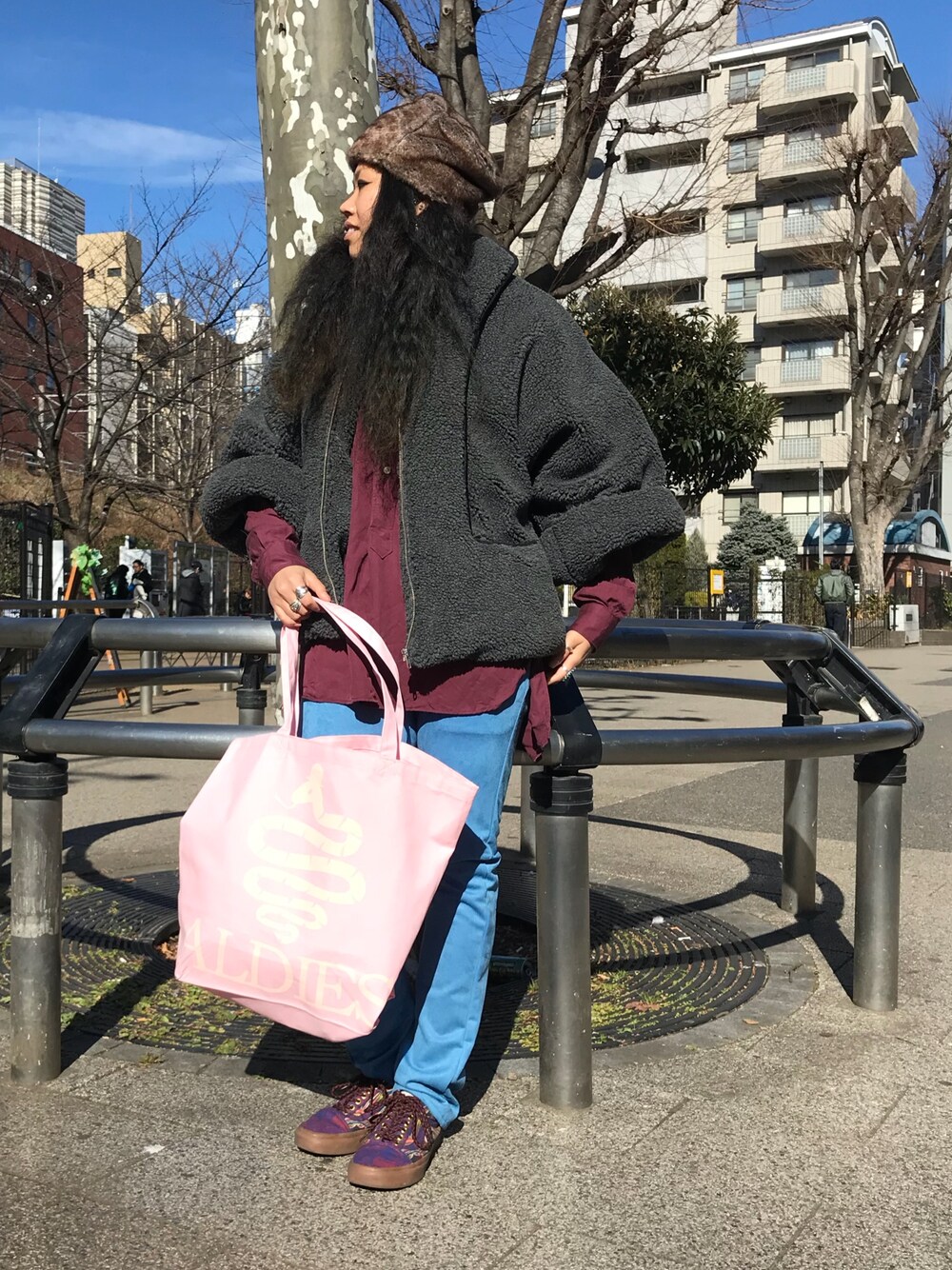 「ALDIES、カジュアル、パンツスタイル、休日スタイル、ファー、カジュアルコーデ、ラフ、ラクチンコーデ、トートバッグ」｜「ALDIESのFluffy Fur Hat（ハット、ブラウン系）」を使った、モジャ子さん（レディース・165cm）の冬コーディネートの1枚目の写真