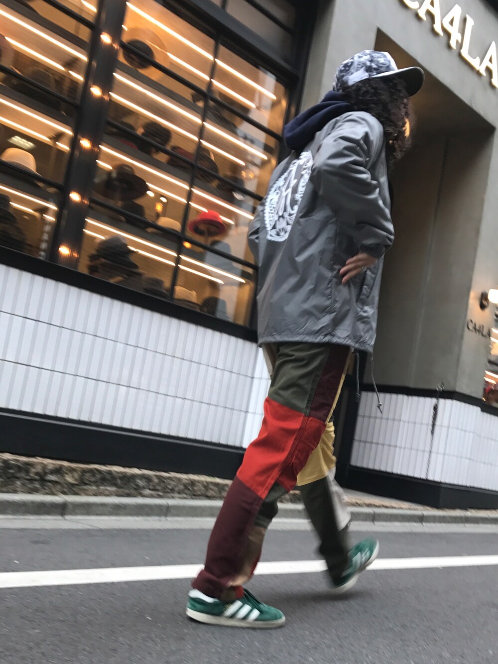 「大人カジュアル、パンツスタイル、カジュアル、冬、メンズライク、キャップ、コーチジャケット、ネコ、ALDIES」｜「ALDIESのCat Cap（キャップ、ブラック系）」を使った、モジャ子さん（レディース・165cm）の冬コーディネートの1枚目の写真