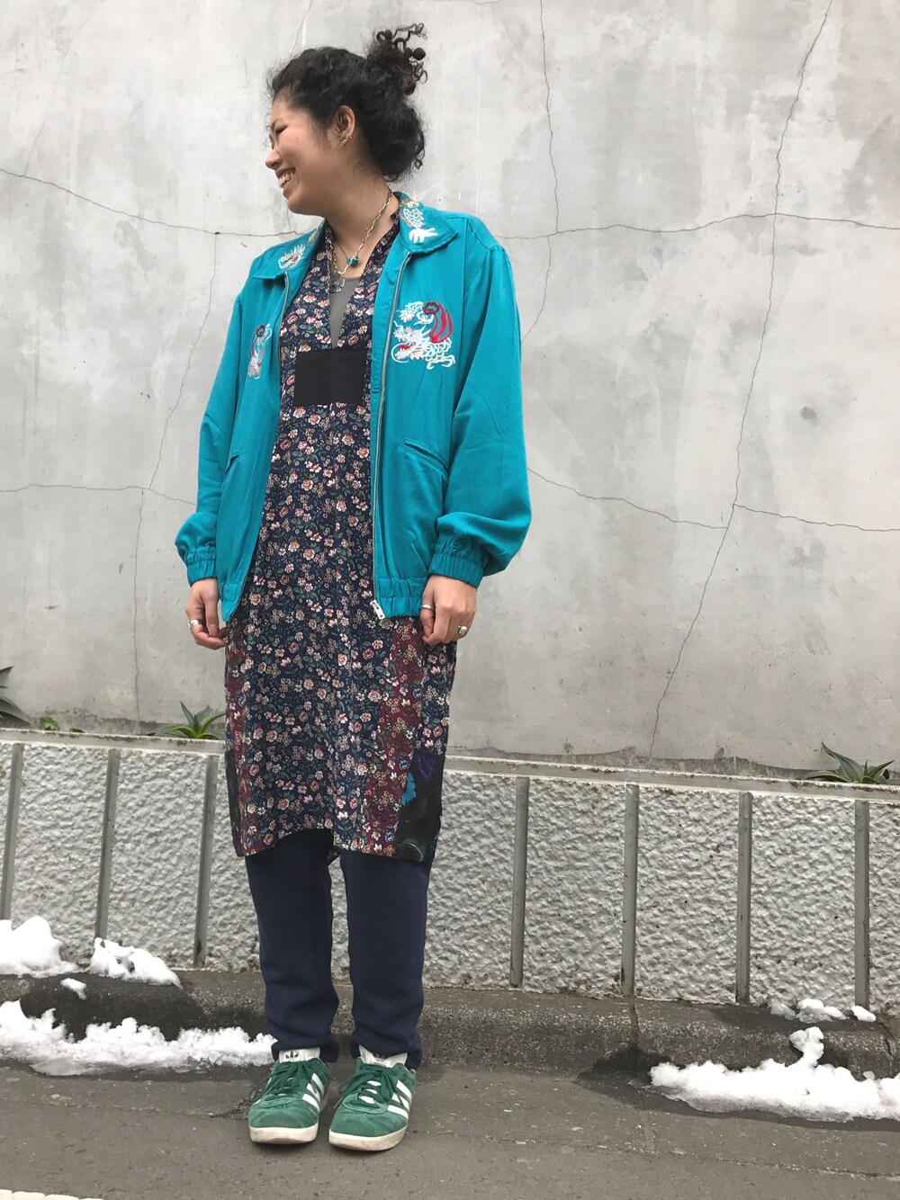 「ALDIES、スカジャン、スーベニアジャケット、刺繍、オトナカジュアル、ゆるコーデ、デニムパンツ、今日のコーデ、ワンピース、ジャケット」｜「ALDIESのDragon Souvenir Jacket（ブルゾン、ブルー系）」を使った、モジャ子さん（レディース・165cm）の冬コーディネートの1枚目の写真