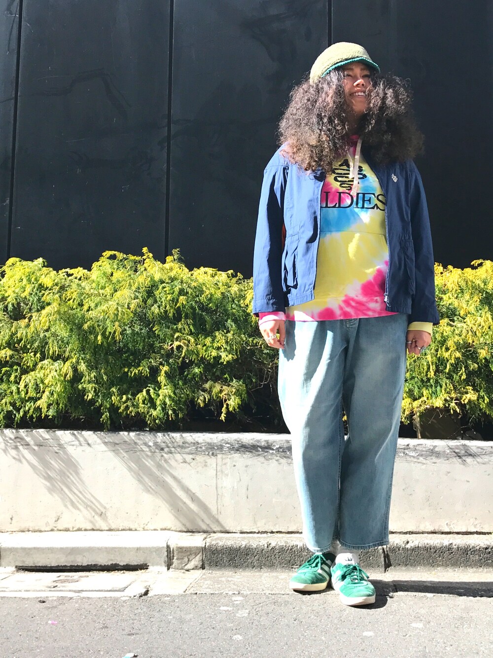 「ALDIES、カジュアルコーデ、デニム、denim、タイダイ柄、パーカー、ラフ、ラクチンコーデ」｜「ALDIESのWide Wale Boa Cap（キャップ、グリーン系）」を使った、モジャ子さん（レディース・165cm）の冬コーディネートの1枚目の写真