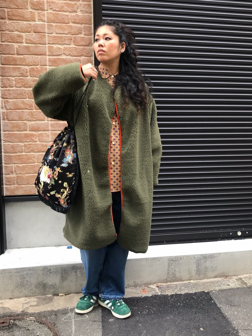 「ALDIES、秋コーデ、秋冬、ミリタリー、休日スタイル、ライナーコート、ラフ、デニムパンツ、ラクチンコーデ」｜「ALDIESのVenus Boa Coat / ヴィーナスボアコート（ノーカラージャケット、グリーン系）」を使った、モジャ子さん（レディース・165cm）の秋コーディネートの1枚目の写真