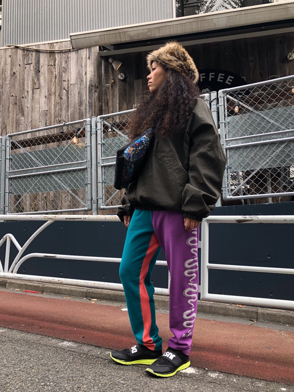 グリーン系のナイロンジャケット、ブルー系のショルダーバッグ、その他のスウェットパンツを着用したレディースの秋コーディネートの1枚目の写真