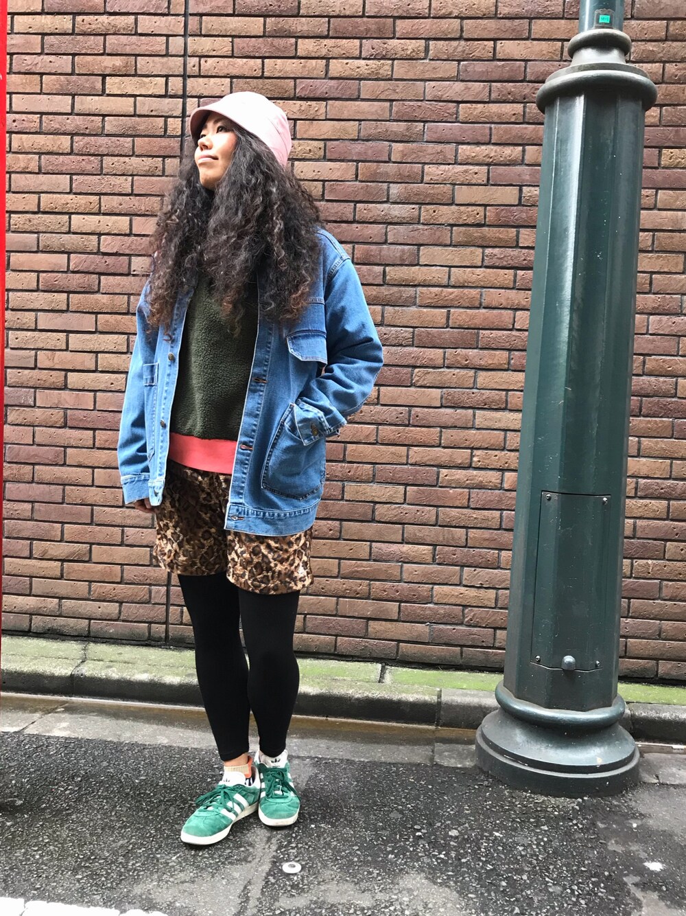 ブルー系のデニムジャケット、グリーン系のスウェット、ブラウン系のその他パンツを着用したレディースの秋コーディネートの1枚目の写真