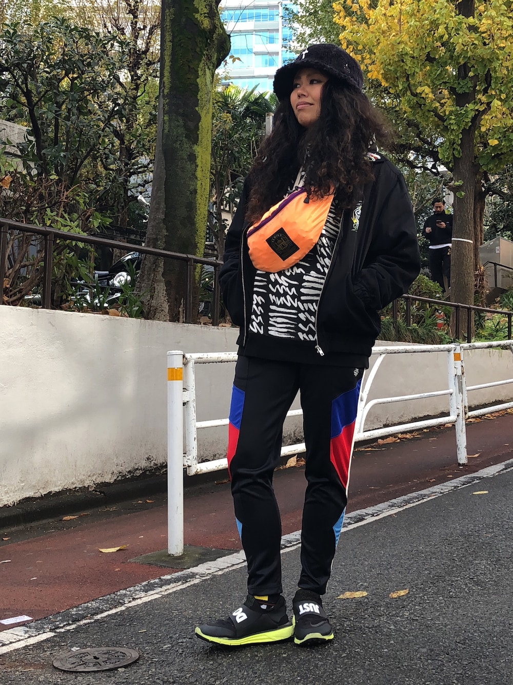 「ALDIES、スポーツミックス、スニーカー、トラックパンツ、スカジャン、パーカー、パンツスタイル、ゆるコーデ、カジュアル、ラフ」｜「ALDIESのSheep A Hat / シープAハット（ハット、ブラック系）」を使った、モジャ子さん（レディース・165cm）の冬コーディネートの1枚目の写真