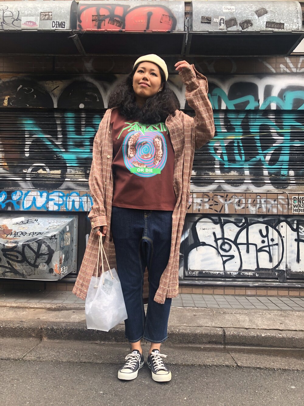 グレー系のワンピース、ブラウン系のTシャツ/カットソー、ブルー系のデニムパンツを着用したレディースの夏コーディネートの1枚目の写真