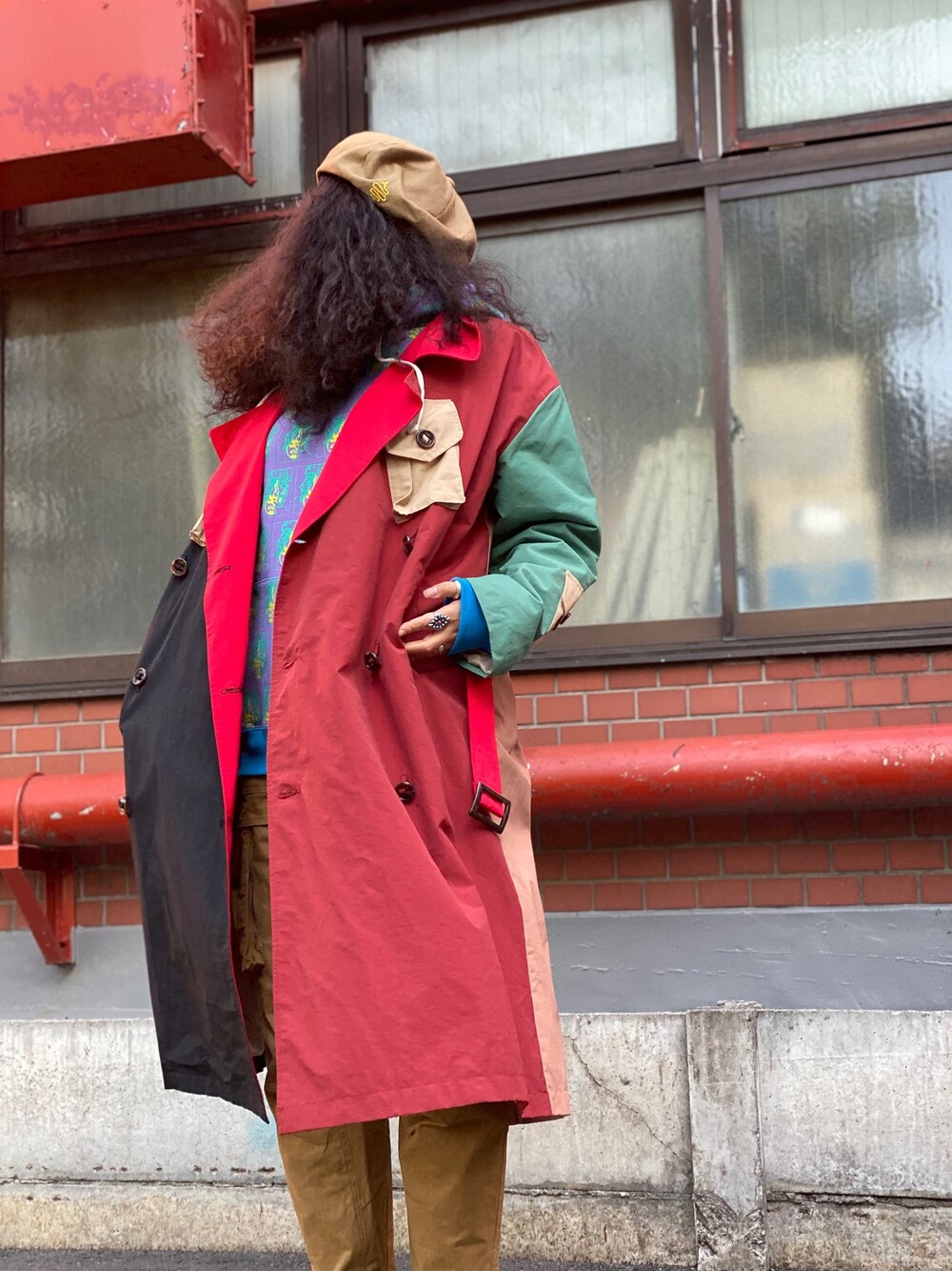 「ALDIES、休日スタイル、カジュアルコーデ、カジュアル、ラフ、ラクチンコーデ、トレンチコート、総柄、マルチカラー」｜「ALDIESのBronx Beret / ブロンクスベレー（ハンチング/ベレー帽、ベージュ系）」を使った、モジャ子さん（レディース・165cm）の冬コーディネートの1枚目の写真