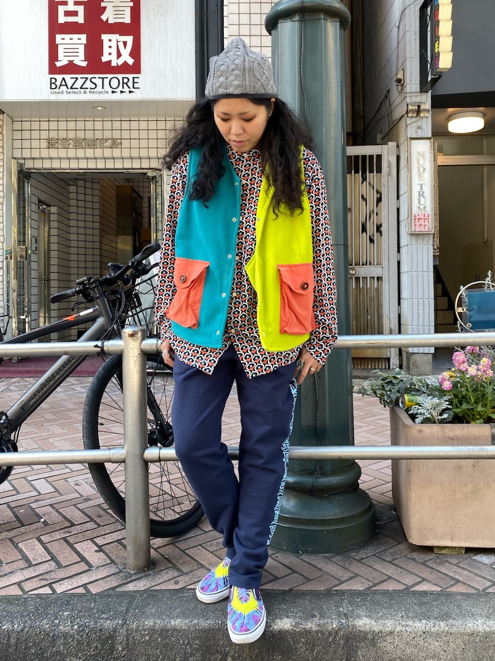 「ALDIES、カジュアル、カジュアルコーデ、ラフ、ラクチンコーデ、シャツスタイル、ベスト、休日スタイル、ootd、スウェットパンツ」｜「ALDIESのCable Wach Cap リバーシブルニットキャップ（ニットキャップ/ビーニー、グレー系）」を使った、モジャ子さん（レディース・165cm）の冬コーディネートの1枚目の写真