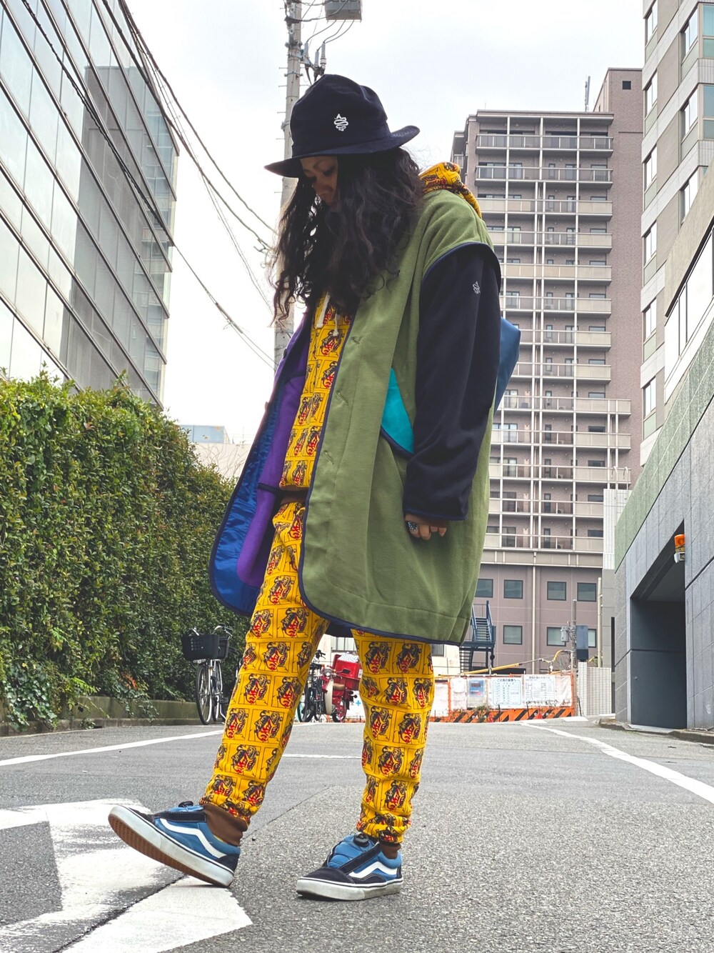「ALDIES、冬コーデ、大人カジュアル、きれいめカジュアル、ootd、ゆるコーデ、カジュアル、ラフ、ラクチンコーデ」｜「ALDIESのCD Chevron Hat / CDシェブロンハット（ハット、ブルー系）」を使った、モジャ子さん（レディース・165cm）の冬コーディネートの1枚目の写真