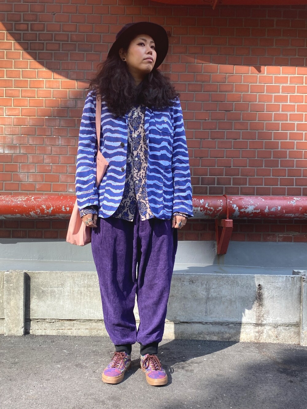 「ALDIES、冬コーデ、カジュアル、カジュアルコーデ、ラフ、ラクチンコーデ、テーラードジャケット、ハット」｜「ALDIESのCD Chevron Hat / CDシェブロンハット（ハット、ブルー系）」を使った、モジャ子さん（レディース・165cm）の冬コーディネートの1枚目の写真