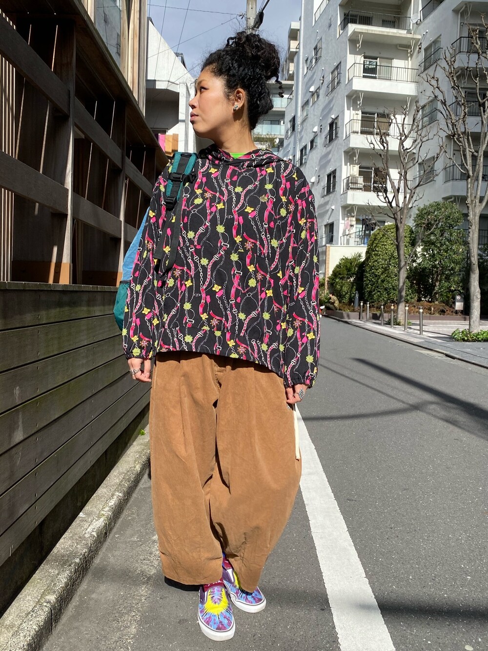 「ALDIES、カジュアル、カジュアルコーデ、ラフ、ラクチンコーデ、パンツスタイル、春コーデ、コーデュロイ、パーカー」｜「ALDIESのLoody Pullover / ルーディープルオーバー（パーカー、ブラック系）」を使った、モジャ子さん（レディース・165cm）の冬コーディネートの1枚目の写真