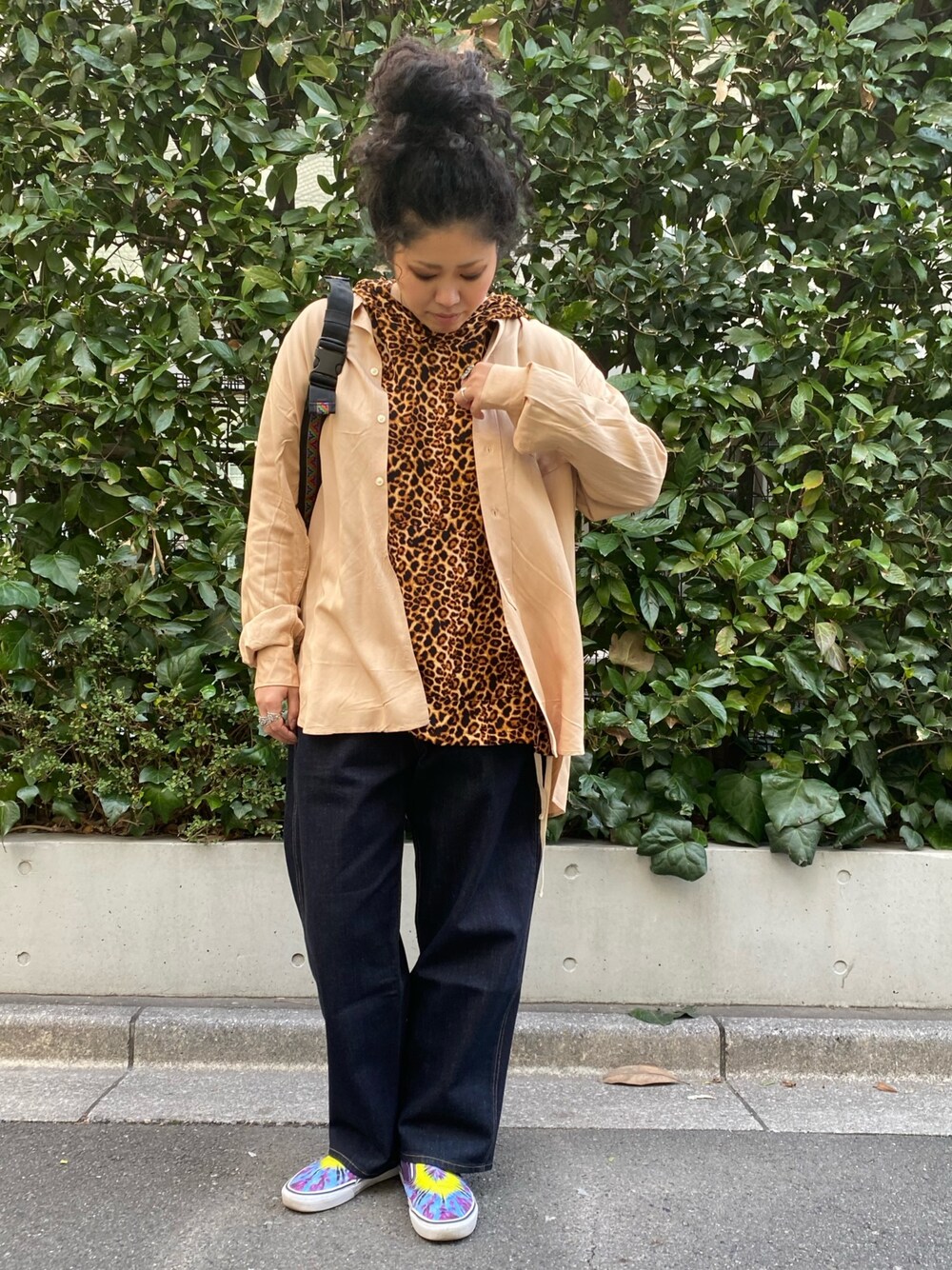 「ALDIES、春コーデ、カジュアル、ラフ、ラクチンコーデ、カジュアルコーデ、ゆるコーデ、休日スタイル、ootd、大人カジュアル」｜「ALDIESのStand Shirts / スタンドシャツ（シャツ/ブラウス、ベージュ系）」を使った、モジャ子さん（レディース・165cm）の冬コーディネートの1枚目の写真
