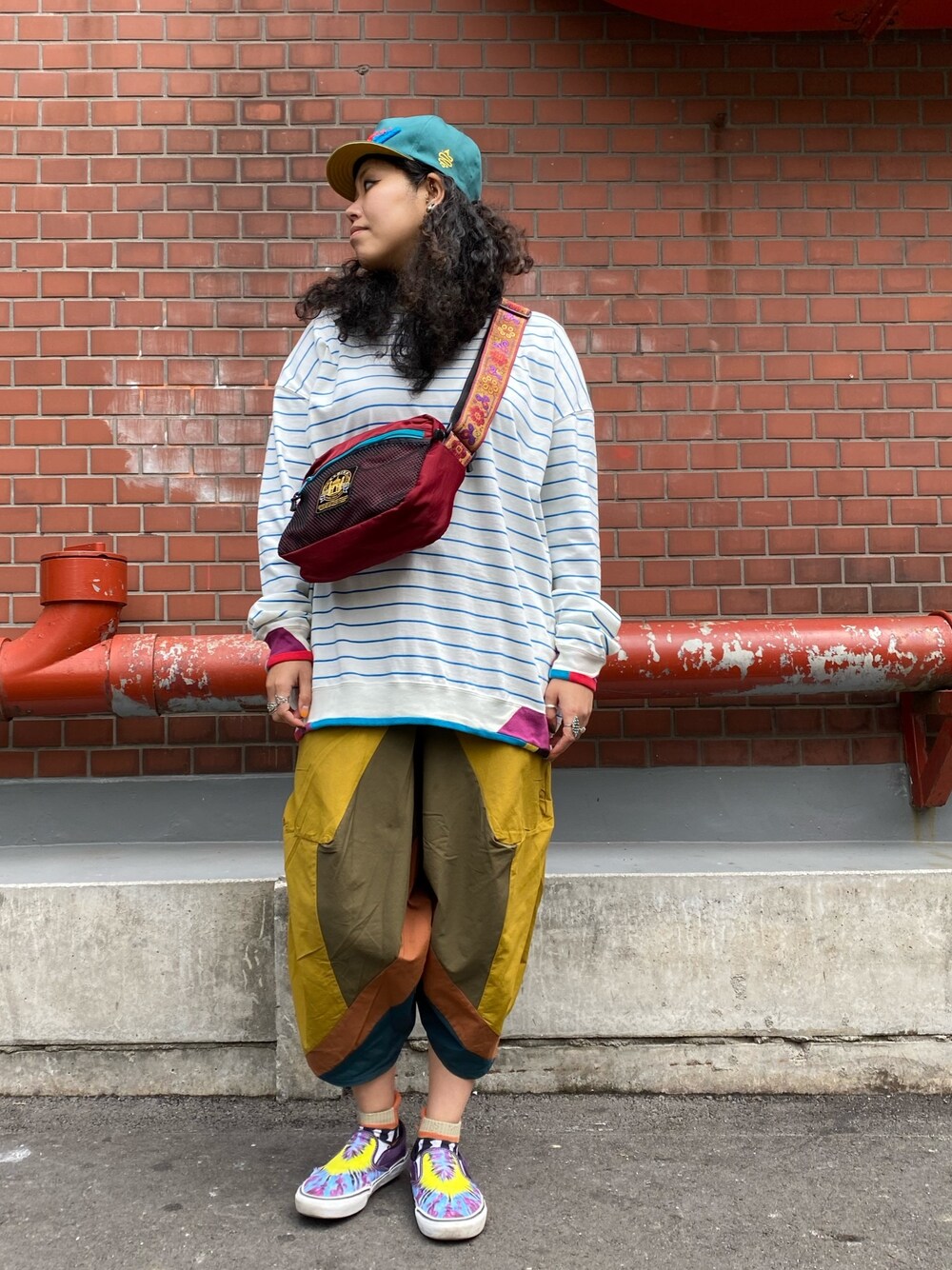 「ALDIES、カジュアル、カジュアルコーデ、ラフ、ラクチンコーデ、休日スタイル、パンツスタイル、エスニック」｜「ALDIESのJalopy Cap / ジャロピーキャップ（キャップ、グリーン系）」を使った、モジャ子さん（レディース・165cm）の春コーディネートの1枚目の写真