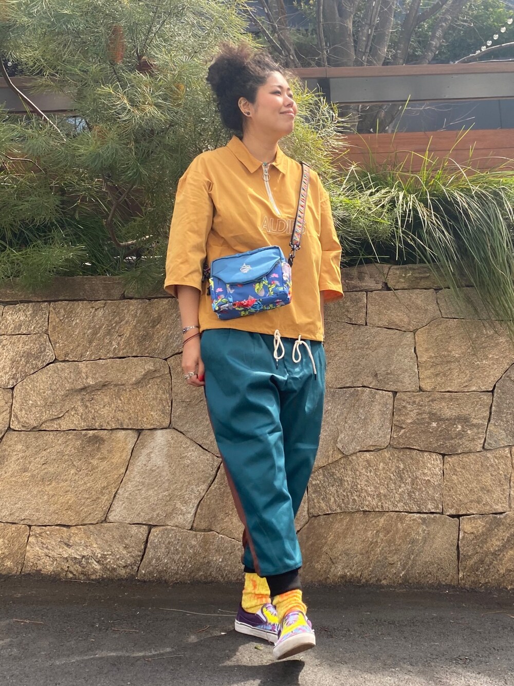 「ALDIES、カジュアル、カジュアルコーデ、ラフ、ラクチンコーデ、今日のコーデ、休日スタイル、メンズライク、ロングパンツ」｜「ALDIESのEverything Rib Pants(BlueGreen)（その他パンツ、その他）」を使った、モジャ子さん（レディース・165cm）の春コーディネートの1枚目の写真