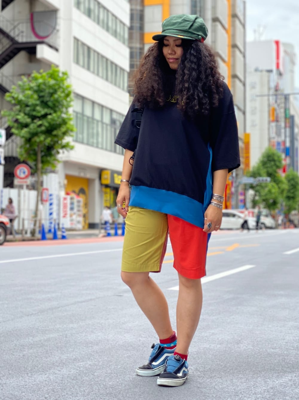 「ALDIES、夏コーデ、ゆるコーデ、カジュアルコーデ、カジュアル、ラフ、ラクチンコーデ、ショートパンツ、ビックシルエット」｜「ALDIESのPopo Cap ポッポキャップ（キャップ、グリーン系）」を使った、モジャ子さん（レディース・165cm）の夏コーディネートの1枚目の写真