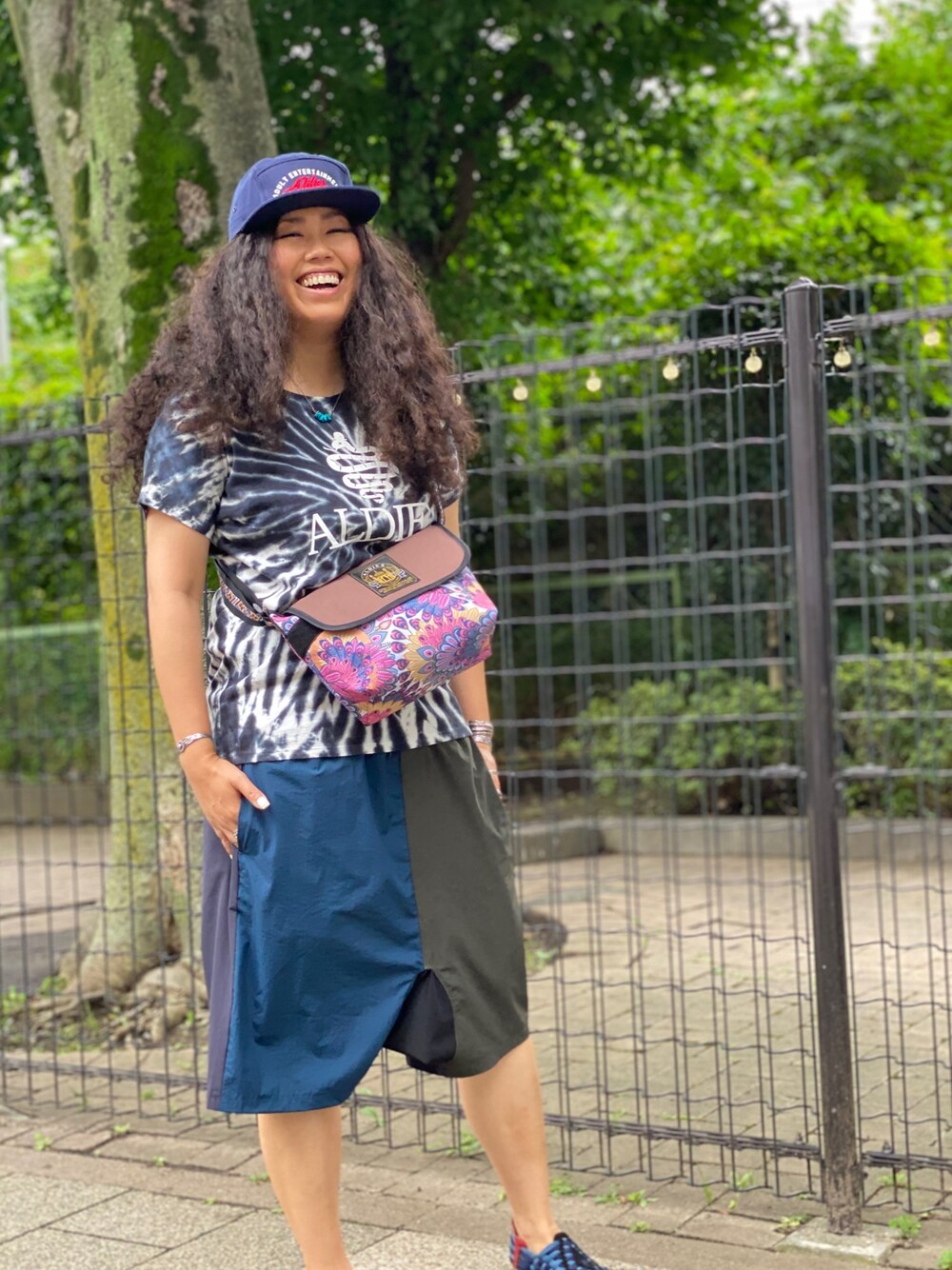 「ALDIES、サルエルパンツ、タイダイ柄、カジュアル、カジュアルコーデ、ラフ、ラクチンコーデ、ショルダーバッグ、ootd」｜「ALDIESのRefreshing Cap / リフレッシングキャップ（キャップ、ブルー系）」を使った、モジャ子さん（レディース・165cm）の夏コーディネートの1枚目の写真