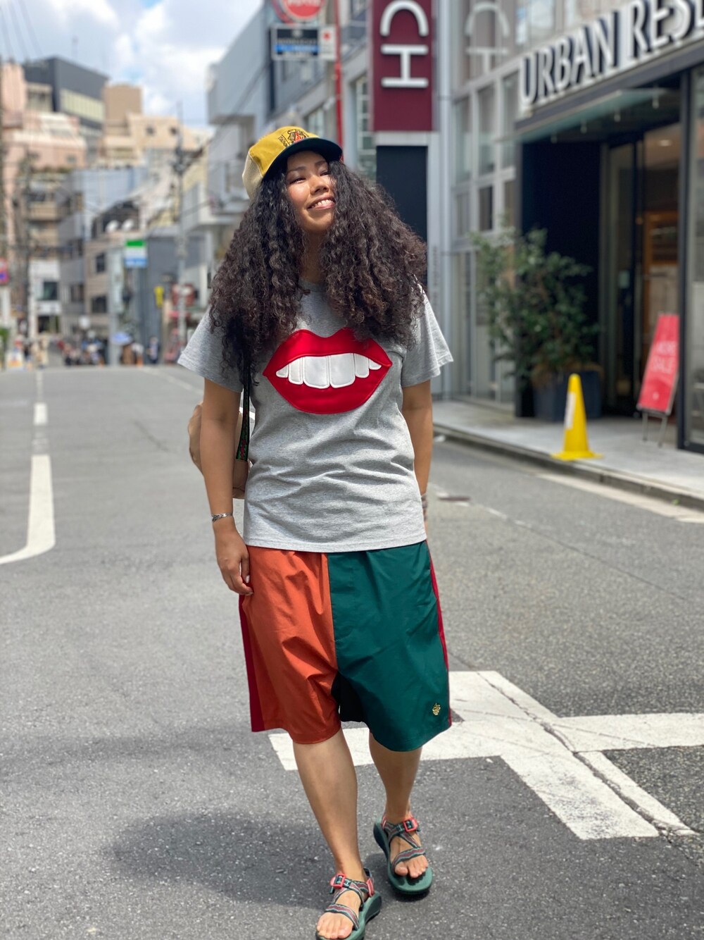 「ALDIES、カジュアル、カジュアルコーデ、ラフ、ラクチンコーデ、シンプル、大人カジュアル、パンツスタイル、夏コーデ」｜「ALDIESのKabuki Cap / カブキキャップ（キャップ、イエロー系）」を使った、モジャ子さん（レディース・165cm）の夏コーディネートの1枚目の写真