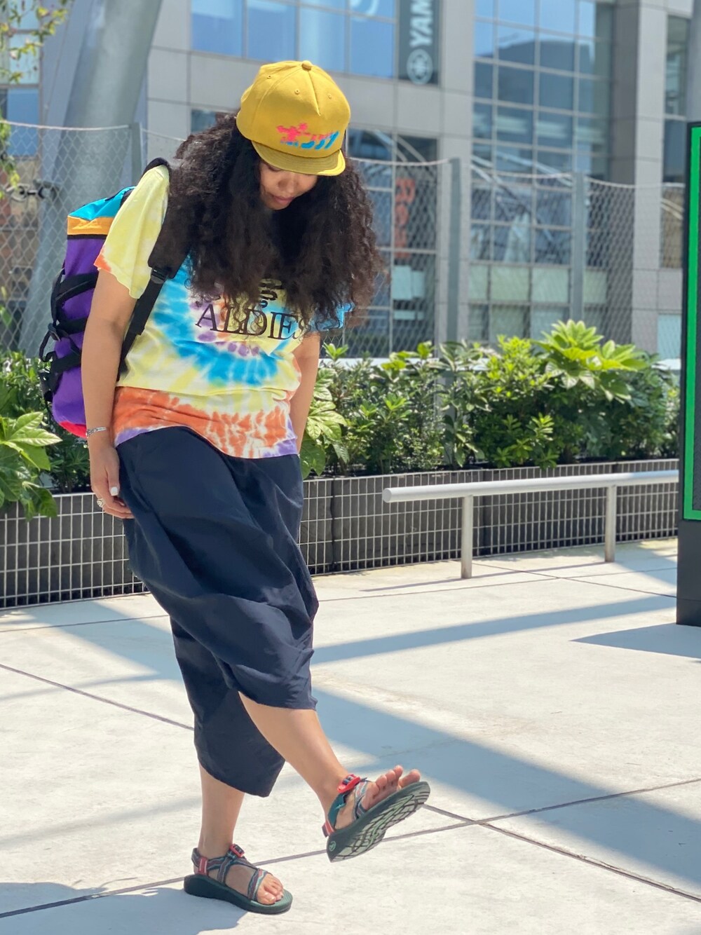 「ALDIES、カジュアル、カジュアルコーデ、ラフ、ラフスタイル、ラクチンコーデ、タイダイ柄、夏」｜「ALDIESのJalopy Cap / ジャロピーキャップ（キャップ、イエロー系）」を使った、モジャ子さん（レディース・165cm）の夏コーディネートの1枚目の写真