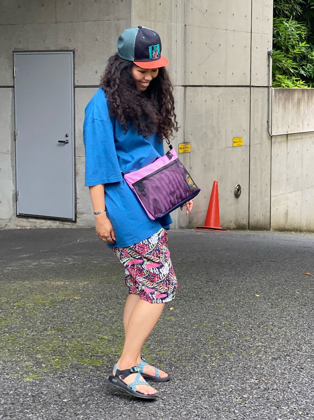 「ALDIES、夏、ラクチンコーデ、休日スタイル、カジュアル、カジュアルコーデ、ラフ、夏コーデ、プリントT」｜「ALDIESのKabuki Cap / カブキキャップ（キャップ、ブラック系）」を使った、モジャ子さん（レディース・165cm）の夏コーディネートの1枚目の写真