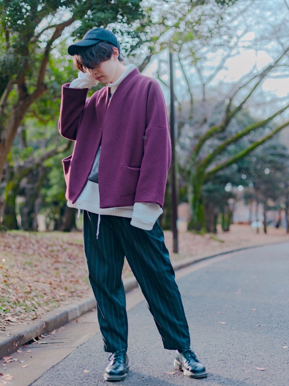 「冬、キレイめ、カジュアル、お洒落さんとつながりたい、大人カジュアル、Lui's、CASPER JOHN、Y-3、Dr.Martens、キャップ」｜「Lui'sのハイクオリティー オーバーブルゾン（ブルゾン、レッド系）」を使った、Tomoさん（メンズ・175cm）の冬コーディネートの1枚目の写真
