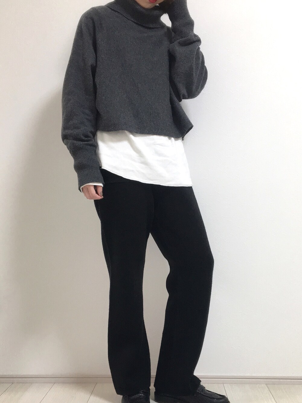 「niko and ...、モノトーン、タートルネックニット、フレアパンツ、レイヤードスタイル」｜「niko and...のＷジャガードフレアパンツ（その他パンツ、ブラック系）」を使った、minaさん（レディース・152cm）の秋コーディネートの1枚目の写真