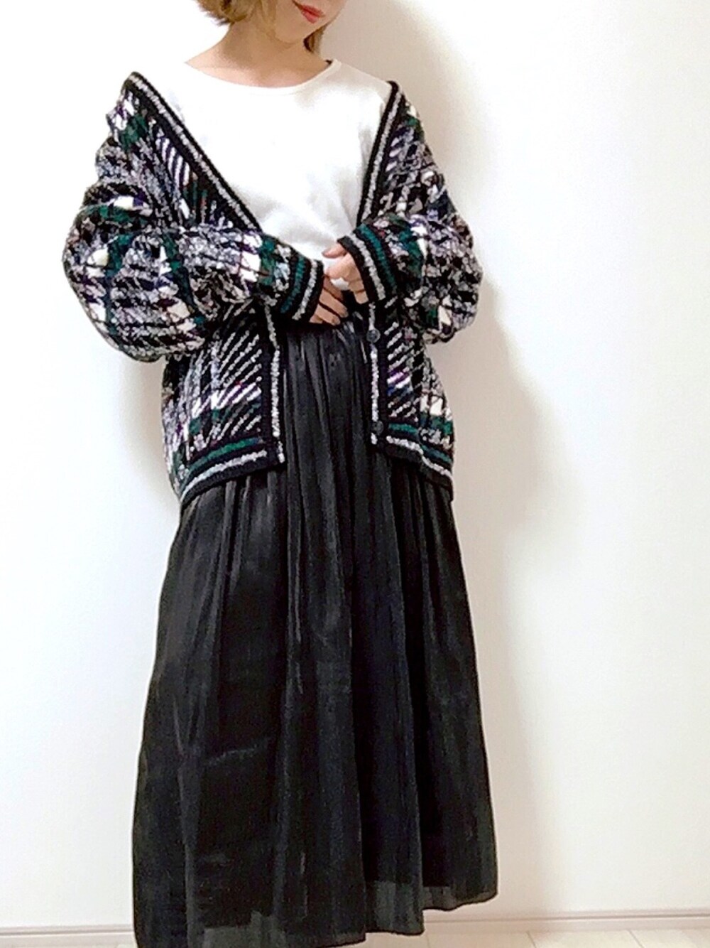 「古着、カーディガン、niko and ...、スカーチョ」｜「niko and...のサテン消しプリーツスカーチョ【niko and ...】（その他パンツ、ブラック系）」を使った、minaさん（レディース・152cm）の秋コーディネートの1枚目の写真