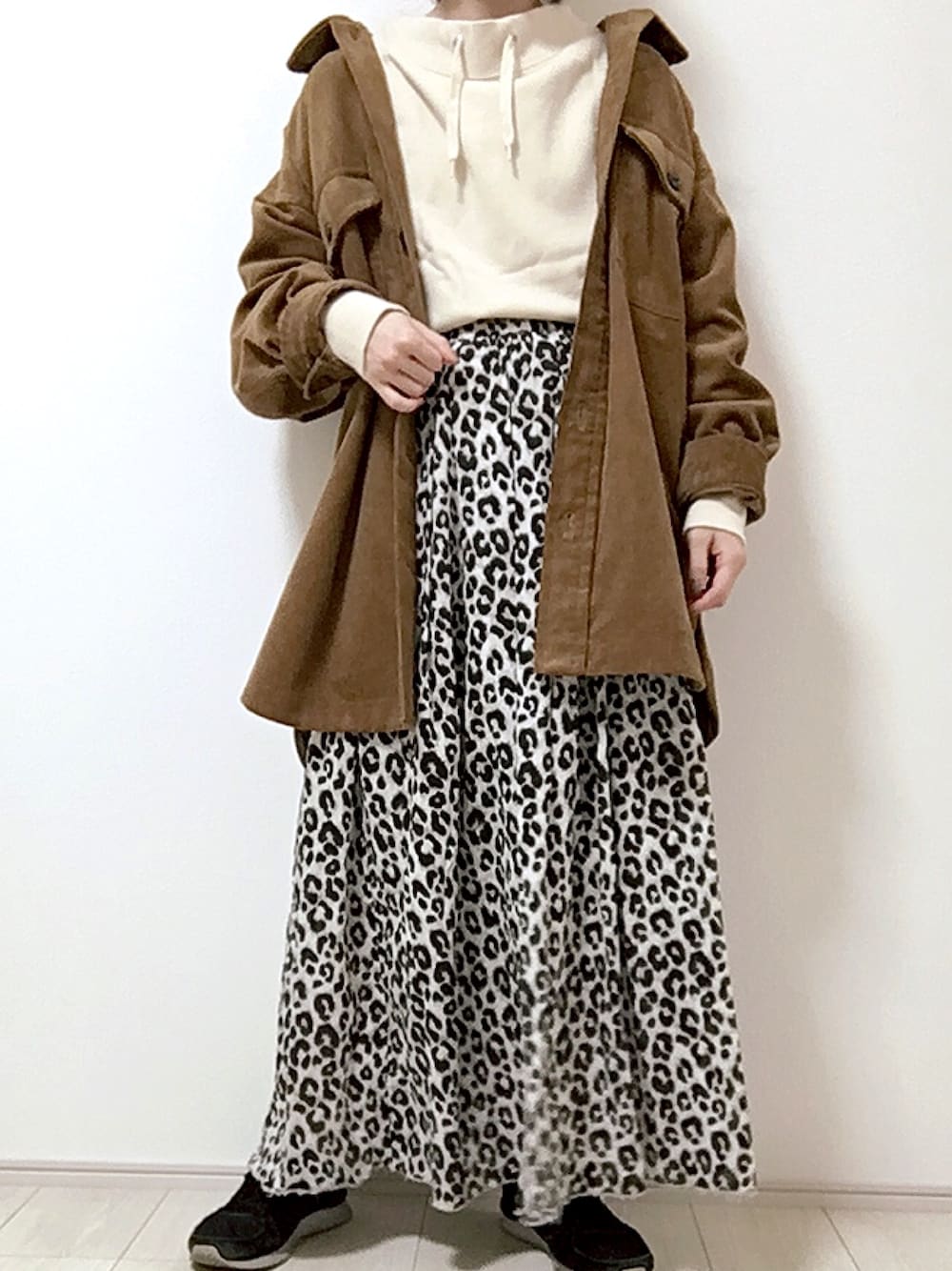 「ひょう柄、niko and ...、New Balance、GLOBAL WORK、コーデュロイ」｜「NEW BALANCEのNEW BALANCE WL220BK (BLACK)（スニーカー、ブラック系）」を使った、minaさん（レディース・152cm）の秋コーディネートの1枚目の写真