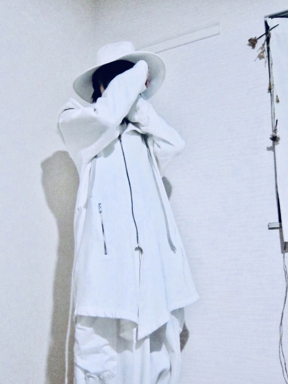 ホワイト系のジャケット/アウター、ホワイト系のパンツ、ホワイト系のハットを着用したメンズの秋コーディネートの1枚目の写真