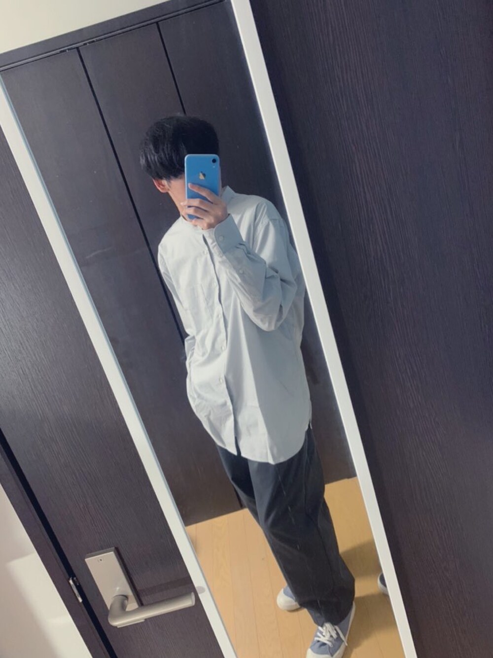 「今日のコーデ、シンプルコーデ、シャツスタイル、ワイドパンツ、remer、無印良品、UNIQLO、グレー、オーバーサイズ、スニーカー」｜「UNIQLOのエクストラファインコットンブロードスタンドカラーシャツ（長袖）（シャツ/ブラウス、グレー系）」を使った、super cellさん（メンズ・171cm）の冬コーディネートの1枚目の写真
