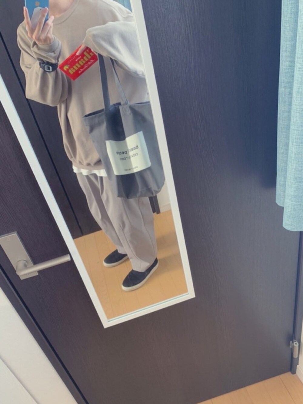 「チョコ色に染まれ、春コーデ、バレンタイン、ベージュ、ワイドパンツ、remer、beautiful people、シンプルコーデ、マーガレット・ハウエル(MARGARET HOWELL)、レイヤード」｜「remerのloose tapered wide PT / ルーズテーパードワイドパンツ（その他パンツ、ベージュ系）」を使った、super cellさん（メンズ・171cm）の冬コーディネートの1枚目の写真