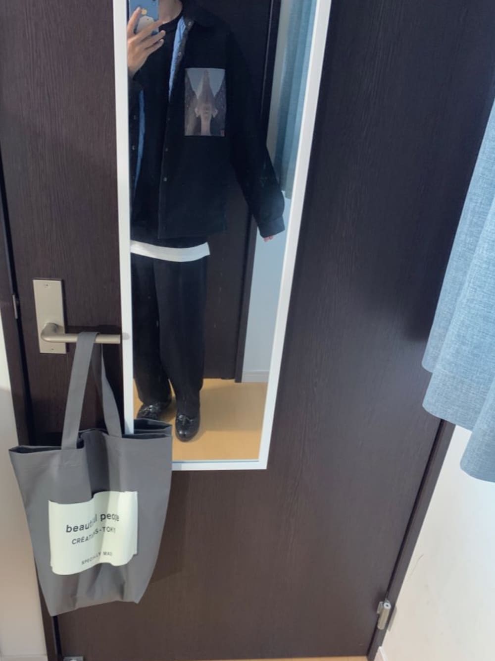 「休日スタイル、remer、はらぺこ商店、ローファー、beautiful people、オールブラック、ワイドパンツ、ファッションの力を信じよう、レイヤードスタイル、英検」｜「remerのloose basic wide pants/ルーズベーシックワイドパンツ（その他パンツ、ブラック系）」を使った、super cellさん（メンズ・171cm）の冬コーディネートの1枚目の写真