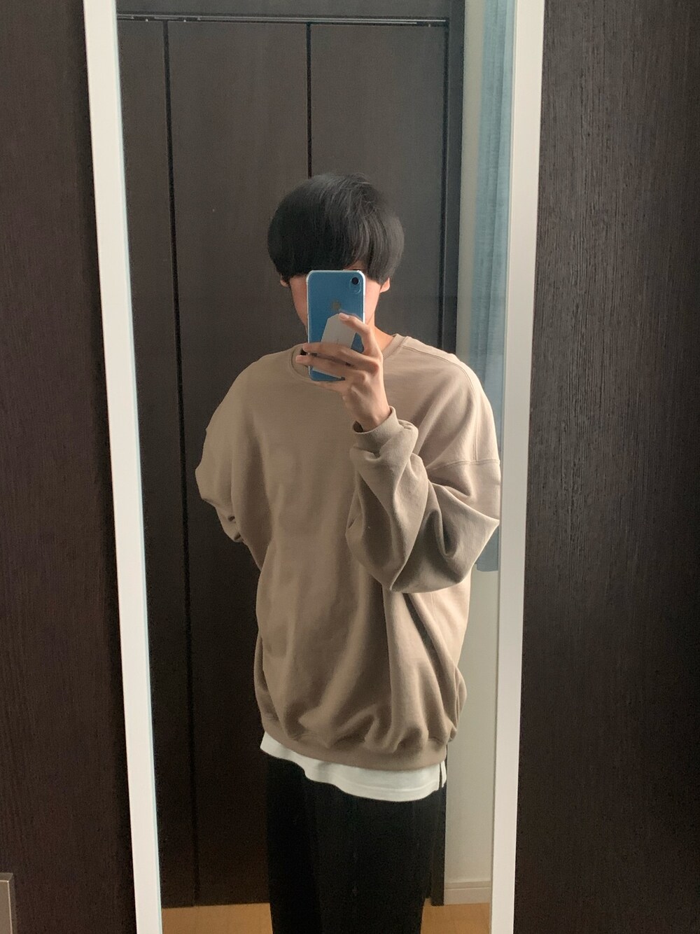 「今日のコーデ、シンプルスタイル、ビッグシルエット、はるコーデ、ベージュ、remer、ワイドパンツ、くすみカラー、お洒落さんとつながりたい、レイヤードスタイル」｜「remerのloose crew neck sweat/ルーズクルーネックスウェット（スウェット、ベージュ系）」を使った、super cellさん（メンズ・171cm）の春コーディネートの1枚目の写真