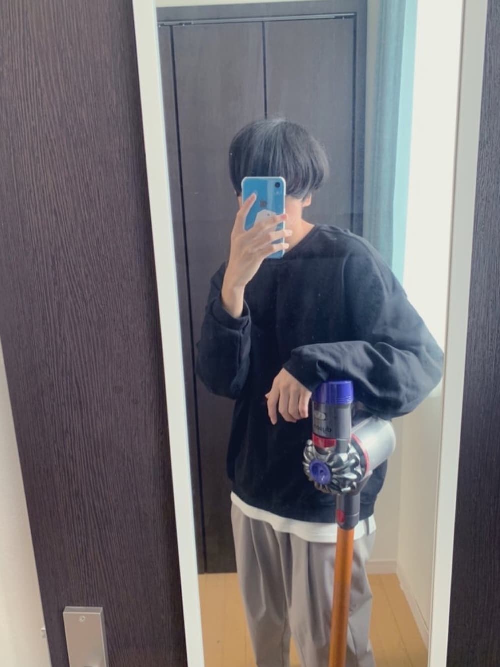 「シンプルコーデ、ゆるコーデ、ベージュ、ビッグシルエット、お洒落さんとつながりたい、remer、掃除スタイル、休日スタイル、ワイドパンツ、かっこいい」｜「remerのloose crew neck sweat/ルーズクルーネックスウェット（スウェット、ブラック系）」を使った、super cellさん（メンズ・171cm）の春コーディネートの1枚目の写真