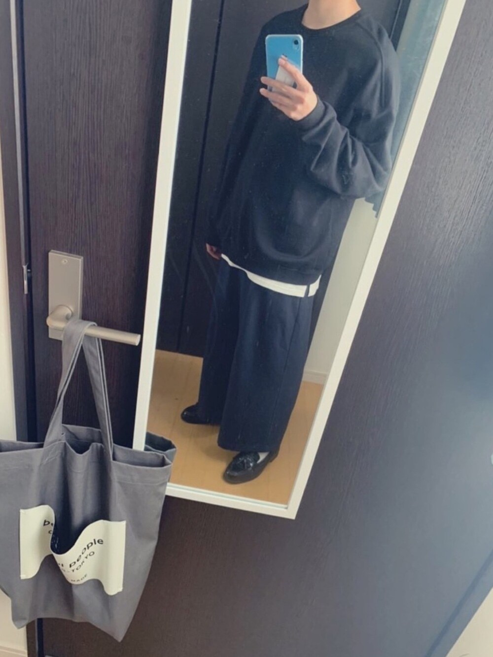 「シンプル、オーバーサイズ、休日スタイル、バギーパンツ、remer、ローファー、レイヤードスタイル、beautiful people、白ソックス、カラーパンツ」｜「remerのloose baggy ankle PT/ ルーズバギーアンクルパンツ（その他パンツ、ブルー系）」を使った、super cellさん（メンズ・171cm）の春コーディネートの1枚目の写真