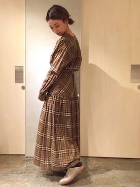 「アイテム（スリッポン）」を使った、mikako さん（レディース・160cm）の秋コーディネート