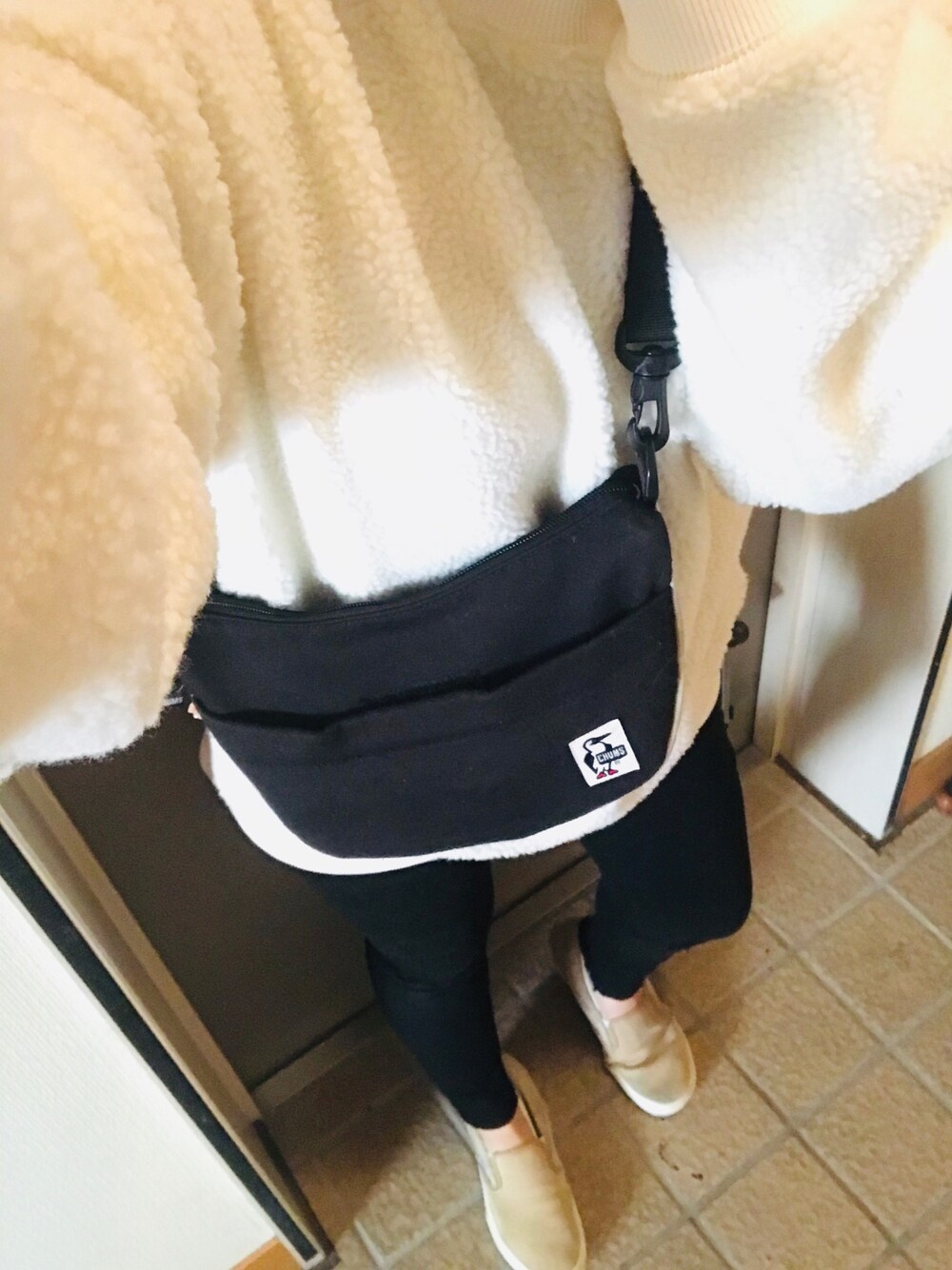 ブラック系のショルダーバッグ、ブラック系のその他パンツ、ホワイト系のスウェットを着用したレディースの秋コーディネートの1枚目の写真