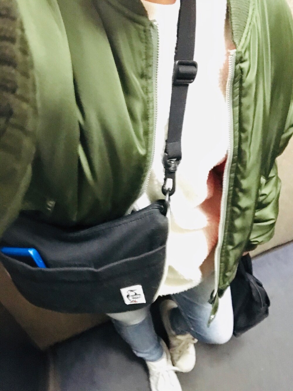 「大人カジュアル、シンプル、カジュアルコーデ、スニーカー、ビッグシルエット、ショルダーバッグ、GU」｜「GUのアイテム（スウェット、ホワイト系）」を使った、mana**さん（レディース・151cm）の冬コーディネートの1枚目の写真