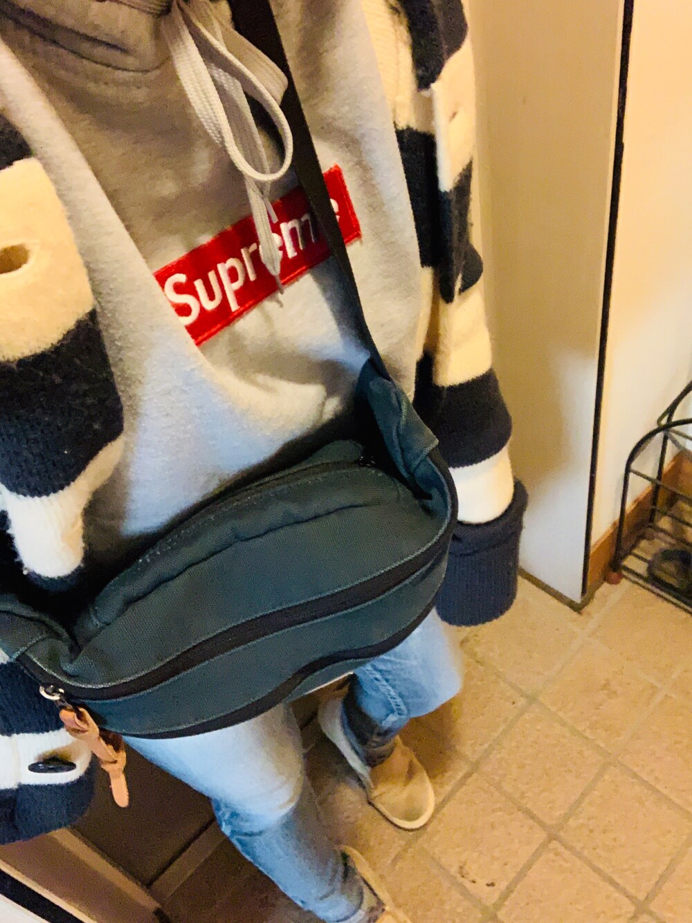 「大人カジュアル、シンプルコーデ、ショルダーバッグ、低身長」｜「Supreme のアイテム（パーカー、グレー系）」を使った、mana**さん（レディース・151cm）の春コーディネートの1枚目の写真