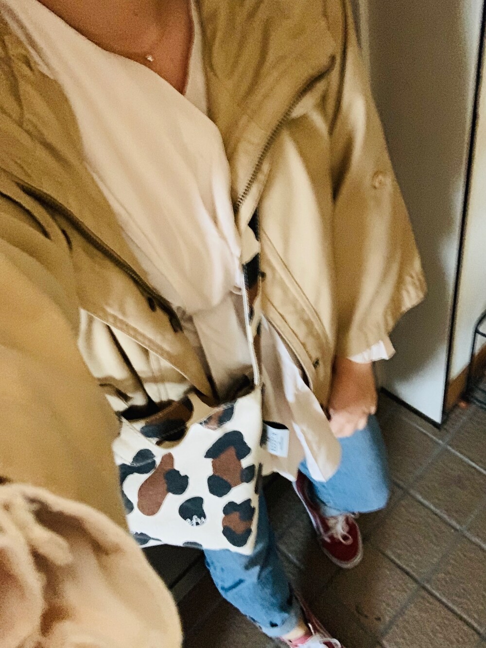 「大人カジュアル、シンプル、春、はるコーデ、スニーカー、ボリューム袖、おしゃれさんと繋がりたい」｜「MAISON DE REEFURのアイテム（バッグ、その他）」を使った、mana**さん（レディース・151cm）の春コーディネートの1枚目の写真
