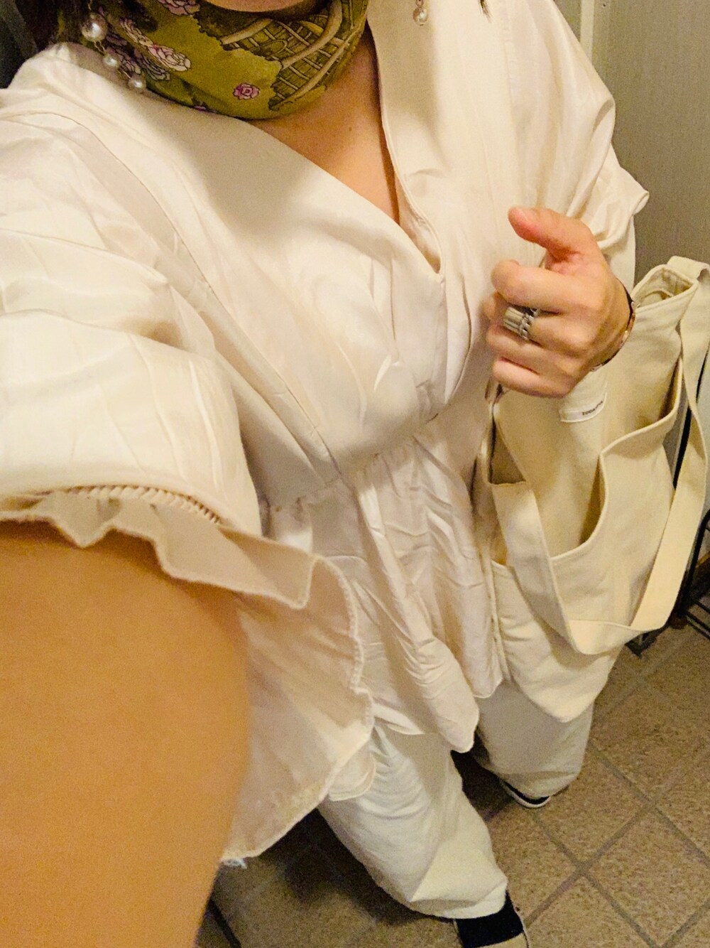 「春コーデ、ゆるコーデ、オトナ女子、オトナカジュアル、パンツスタイル、低身長、いいね、save、フォローお願いします🤑」｜「DHOLICのVネックギャザーフレアブラウス（シャツ/ブラウス、ベージュ系）」を使った、mana**さん（レディース・151cm）の春コーディネートの1枚目の写真