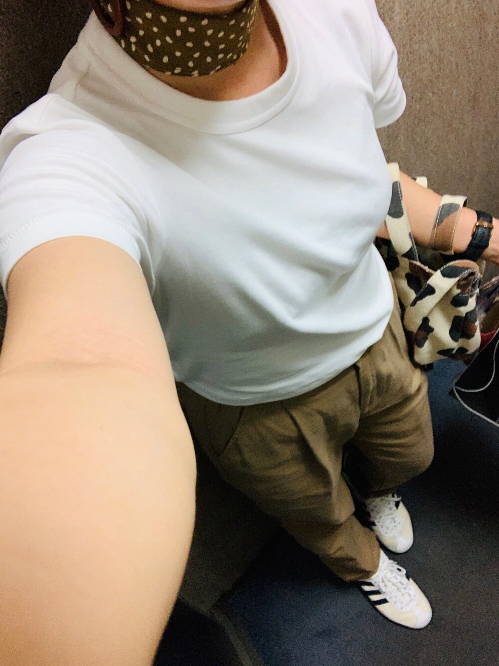 「夏、ラフ、オトナカジュアル、休日スタイル、パンツスタイル、白、Tシャツ、スニーカー、ユニクロ、お洒落さんとつながりたい」｜「TODAYFULのTODAYFUL(トゥデイフル) "Dot Chiffon Scarf"ドットシフォンスカーフ／11911042（バンダナ/スカーフ、イエロー系）」を使った、mana**さん（レディース・150cm）の夏コーディネートの1枚目の写真