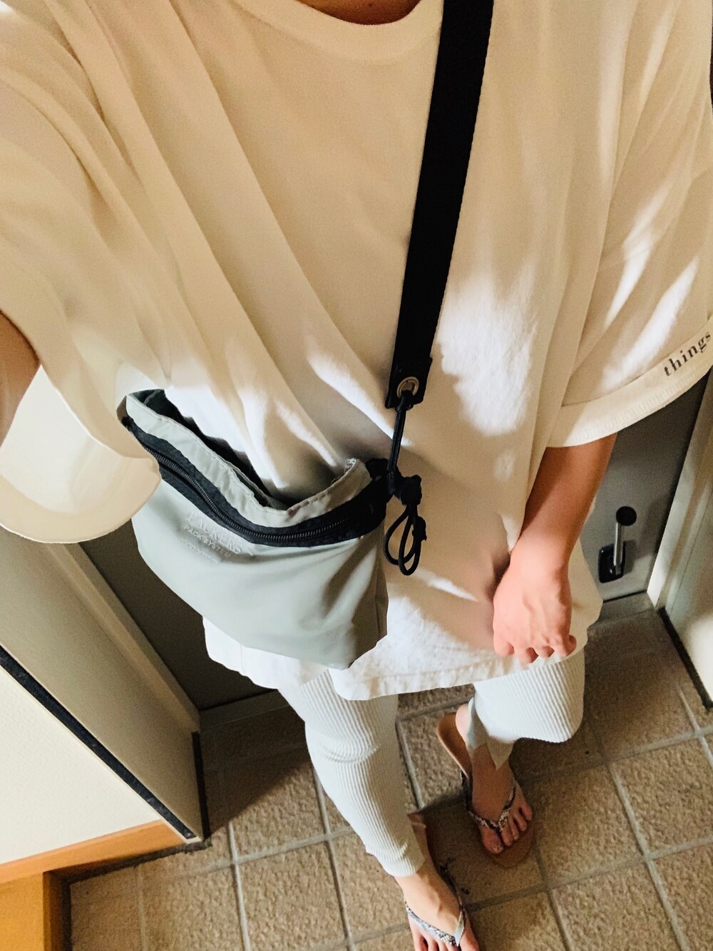 「ゆるコーデ、レギンスパンツ、ホワイト、サンダル、ビーサン、UNIQLO、TODAYFUL、おしゃれさんと繋がりたい、いいね、save、フォローお願いします🤑」｜「TODAYFULのカフプリントTシャツ（Tシャツ/カットソー、ホワイト系）」を使った、mana**さん（レディース・151cm）の夏コーディネートの1枚目の写真