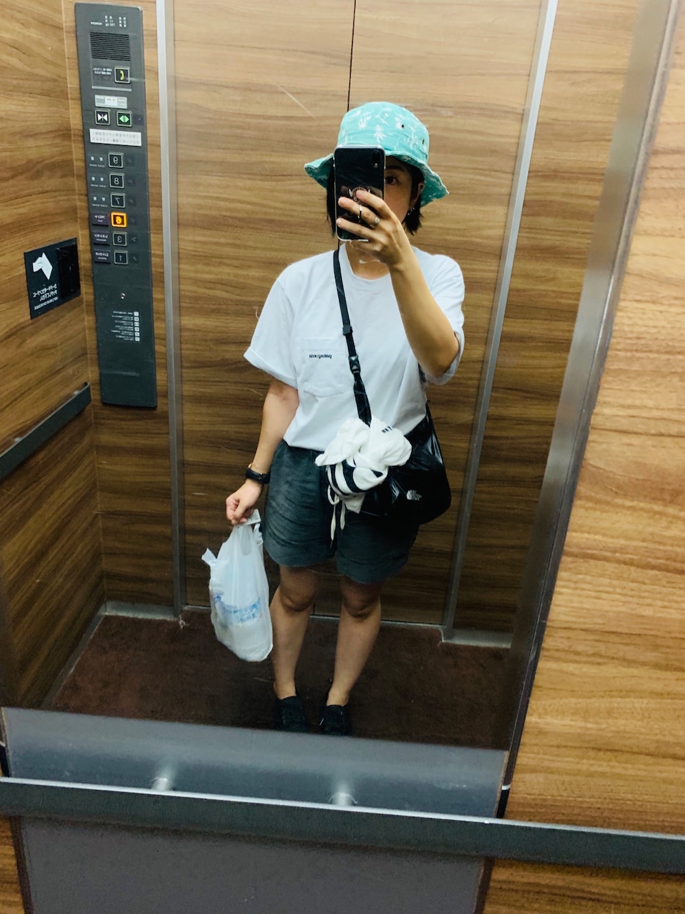 「summer、夏、カジュアル、スポーツミックス、黒、サマソニ、フェススタイル、ショートパンツ、低身長」｜「patagoniaのPatagonia　MEN'S P-6 LOGO POKET T-SHIRTS（Tシャツ/カットソー、ホワイト系）」を使った、mana**さん（レディース・151cm）の夏コーディネートの1枚目の写真