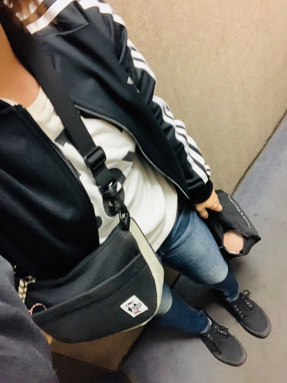 「シンプル、楽チンコーデ、スニーカーコーデ、パンツスタイル、デニム、黒」｜「CHUMSのCHUMS(チャムス)Mini Banana Shoulder Sweat Nylon ミニバナナショルダースウェットナイロン CH60-0735（ショルダーバッグ、ブラック系）」を使った、mana**さん（レディース・151cm）の秋コーディネートの1枚目の写真